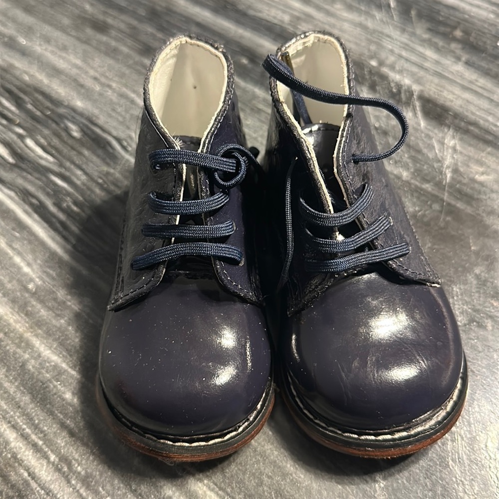 5C walking shoes.